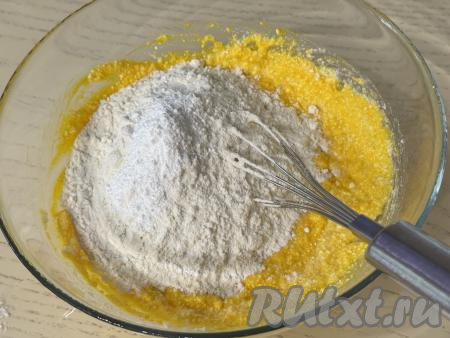 Перемешать массу до однородности, всыпать разрыхлитель и грамм 50 муки, перемешать венчиком.