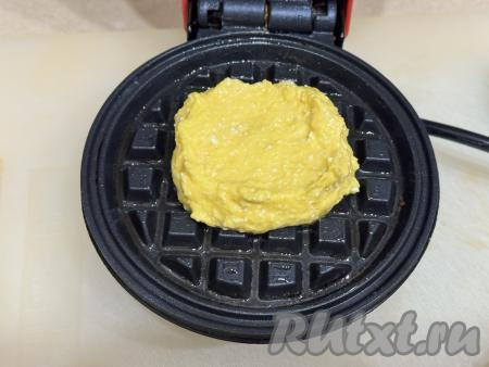 Электрическую вафельницу разогреть, смазать створки растительным маслом, выложить 1 столовую ложку теста. Закрыть створки вафельницы.&nbsp;