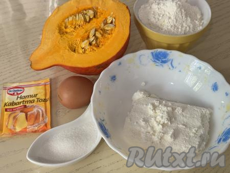 Подготовить продукты для приготовления вафель из тыквы и творога в электровафельнице.&nbsp;Творог можно использовать любой жирности.&nbsp;