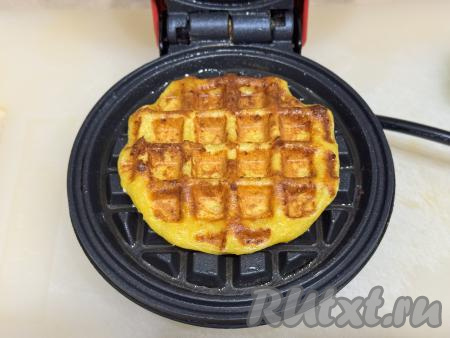 Выпекать тыквенно-творожную&nbsp;вафлю до золотистого цвета. Длительность выпекания зависит от мощности вафельницы. Готовую вафлю переложить на тарелку. Периодически перемешивая тесто и смазывая вафельницу по мере необходимости, постепенно испечь все вафли, складывая их на тарелку.