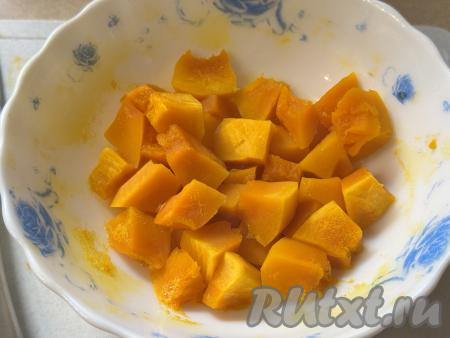 Запекать тыкву при максимальной мощности микроволновки в течение 7-8 минут (кусочки тыквы должны стать мягкими, легко прокалываться вилкой). Продолжительность запекания зависит от сорта тыквы и величины нарезки.&nbsp;&nbsp;