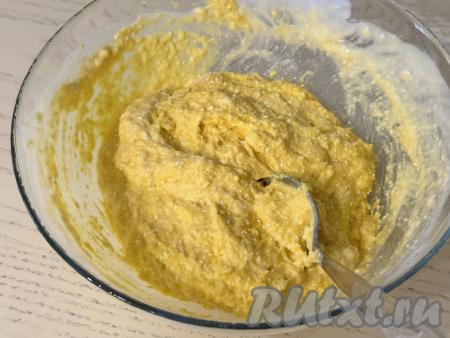 Частями добавляя оставшуюся муку и полностью вмешивая её столовой ложкой, замесить в меру густое тыквенное-творожное тесто для вафель. В зависимости от сочности тыквы, величины яйца, качества муки, вам может потребоваться муки больше или меньше, чем указано в ингредиентах, главное - ориентироваться на густоту замешиваемого теста для вафель.
