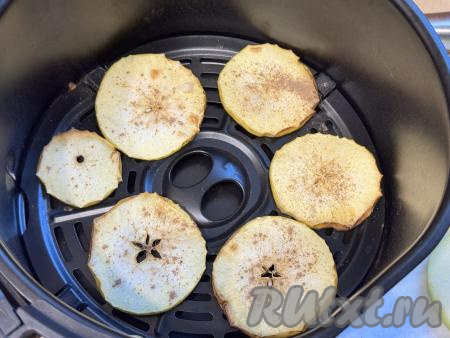 Установить чашу в аэрогриль, выставить температуру 180 градусов, время - 10 минут. Крышку аэрогриля закрыть.