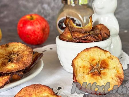 Очень вкусные, ароматные, хрустящие чипсы из яблок подать в качестве перекуса в течение дня или в качестве дополнения к чаю. Хранить эти чипсы можно в закрытой ёмкости в течение нескольких дней.&nbsp;&nbsp;