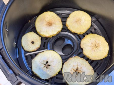 По окончании 10 минут перевернуть кружочки яблок и запекать в аэрогриле при 180 градусах ещё 5 минут.&nbsp;