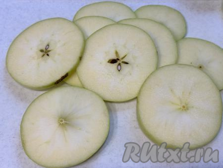 Яблоки нарезать на тонкие кружочки (толщиной примерно 5 миллиметров).&nbsp;