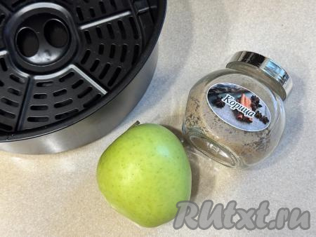 Вот такой минимальный набор продуктов потребуется для приготовления чипсов из яблок в аэрогриле. Яблоки хорошо вымыть, обсушить. Я готовила чипсы из 2 яблок. Лучше брать плотные (не "рыхлые") яблоки.