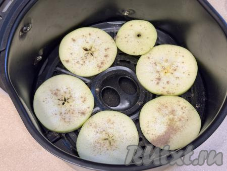 Кружочки яблок выложить в один слой в аэрогриль. По желанию, присыпать яблоки сверху корицей.&nbsp;