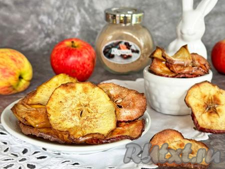 Дать яблочным чипсам остыть и подать к столу.&nbsp;