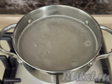 Рис выложить в сито, промыть проточной водой, лишней воде дать стечь. В кастрюлю с кипящей подсоленной водой выложить рис, перемешать, дать воде закипеть, после этого, уменьшив огонь, отварить рис до готовности (ориентировочно в течение минут 20-25, рисинки должны стать достаточно мягкими). Отваренный рис откинуть на сито, лишней воде дать стечь. Оставить рис в сите, чтобы он немного остыл. Для этого блюда можно взять и 100-120 грамм варёного риса, оставшегося с ужина.