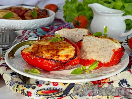 Готовые половинки перца, фаршированные фаршем и рисом,&nbsp;переложить из чаши аэрогриля на тарелку и подать к столу в горячем виде, дополнив, по желанию, любимым соусом.