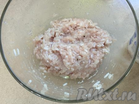 Хорошо вымесить фарш с рисом и начинка для фарширования болгарских перцев готова.&nbsp;