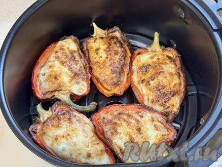 Выставить в аэрогриле температуру 180 градусов, время - 30 минут, крышку закрыть. Готовить фаршированные болгарские перцы до звукового сигнала.&nbsp;