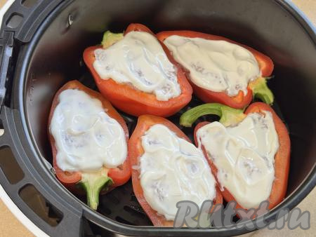 ​​​​​​​Смазать верх начинки сметаной.&nbsp;