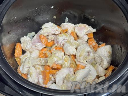Обжарить мясо курицы с овощами в течение 5 минут, иногда помешивая.&nbsp;