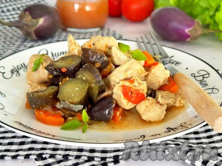Нежные кусочки курицы вместе с аппетитными, сочными баклажанами разложить из чаши мультиварки по тарелкам и в горячем виде подать к столу в качестве полноценного обеда или ужина.