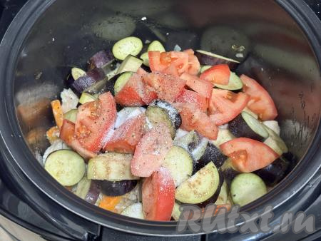 Сразу добавить помидор, нарезанный на кусочки (по желанию, предварительно с помидора можно снять кожуру), соль и специи по вкусу.