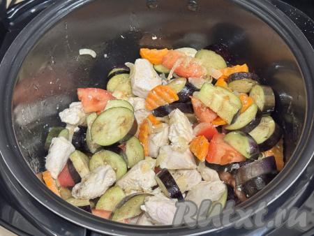 Перемешать мясо курицы с баклажанами, помидорами, морковкой и луком, закрыть крышку мультиварки, выставить режим "Тушение" на 30 минут. Воду я не добавляю, овощи с кусочками курицы томятся в собственном соку. Но в процессе тушения можно открыть крышку мультиварки и, если сока маловато, добавить совсем немного воды.
