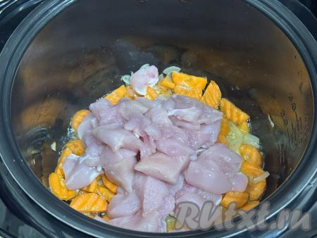 К обжаренным овощам добавить куриное мясо, нарезанное на средние кусочки, перемешать.