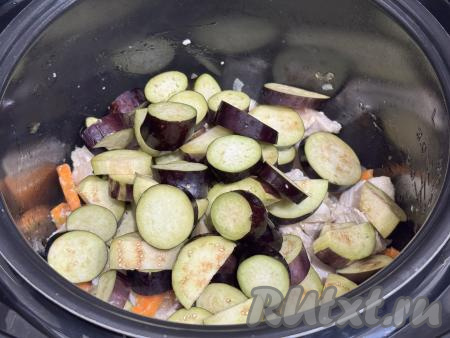 Баклажаны нарезать на кружочки (или полукружочки), очень мелко нарезать не нужно.&nbsp;