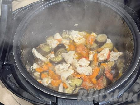 После звукового сигнала проверить, если морковка и баклажаны достаточно мягкие, значит блюдо готово. Если же овощи твердоваты, можно увеличить время приготовления на 5-10 минут.&nbsp;
