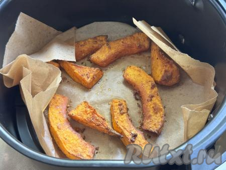 Запекать тыкву в аэрогриле при температуре 180 градусов в течение 25-30 минут (кусочки тыквы должны стать достаточно мягкими, легко прокалываться ножом). Если по истечении 25-30 минут тыква осталась твердоватой (многое зависит от сорта тыквы и толщины нарезки), тогда увеличьте время запекания на 5-10 минут.