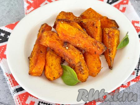 Аппетитные, вкусные, ароматные кусочки тыквы, запечённые с чесноком, переложить из чаши аэрогриля на тарелку и подать к столу.&nbsp;