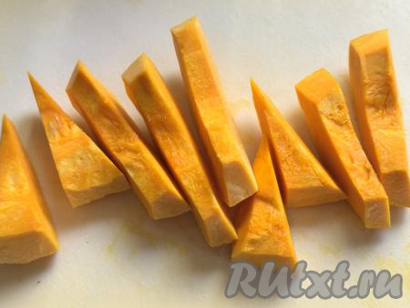 Нарезать тыкву на кусочки, я нарезала на средние брусочки примерно одинакового размера.