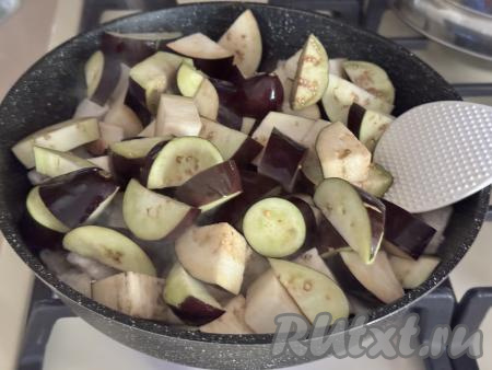 У баклажанов отрезать хвостики. Нарезать баклажаны на средние кусочки и добавить в сковороду к мясу курицы, перемешать.