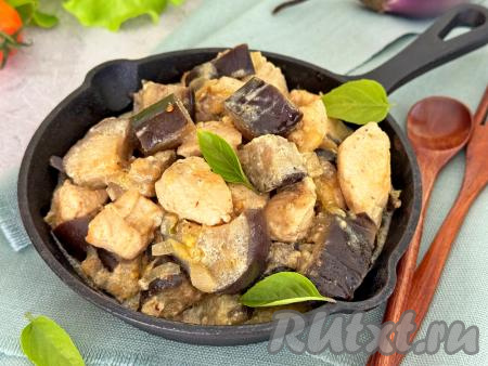 Кусочки куриного мяса с баклажанами разложить со сковороды по тарелкам и подать к столу в горячем виде. Благодаря тому, что курица тушилась с овощами в соусе из сметаны, блюдо получается сочным, нежным и очень вкусным, оно отлично разнообразит ваше меню!