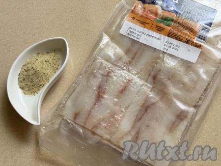 Подготовить продукты для приготовления филе минтая в брикетах в аэрогриле. Разморозить прессованное филе минтая при комнатной температуре.