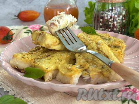 Готовность рыбы можно проверить, сделав надрез на брикете, если мякоть минтая в разрезе белого цвета, значит блюдо готово. Переложить готовую рыбку из чаши аэрогриля на тарелку. Рыба получается нежной, сочной и очень вкусной, к столу её лучше подавать горячей, дополнив гарниром.