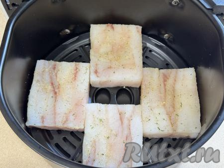 Переложить брикеты минтая в чашу аэрогриля в один слой. Я чашу аэрогриля не смазываю маслом перед выкладыванием рыбы, но конечно же можно смазать дно чаши маслом или застелить фольгой (или пергаментом).