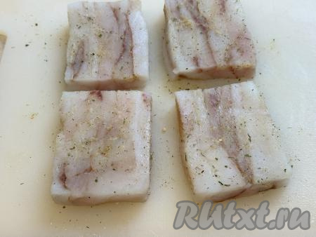 Посолить брикеты минтая с двух сторон, присыпать специями (я использовала&nbsp;пряную соль&nbsp;с молотыми специями и сушёной зеленью).