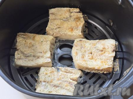 Выставить температуру 160 градусов, время - 25 минут. Установить чашу в аэрогриль. Готовить минтая в брикетах до звукового сигнала.