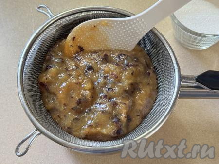 Сливы, очищенные от косточек, выложить в чашу блендера. Пробить сливы погружным блендером до получения однородного пюре. Взять небольшую кастрюлю с толстым дном, поверх неё поставить сито, выложить в него сливовое пюре. С помощью ложки перетереть пюре через сито в кастрюлю.