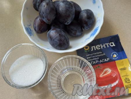 Подготовить продукты для приготовления мармелада из слив с агар-агаром. Сливы хорошо вымыть.