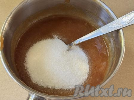 В кастрюлю со сливовым пюре всыпать сахар.