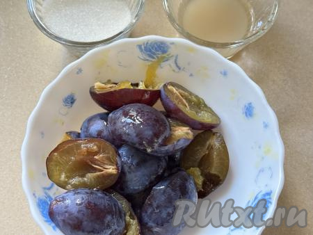 Сливы очистить от косточек. В небольшую ёмкость всыпать агар-агар, залить его 50 миллилитрами воды комнатной температуры, перемешать и оставить на время, пока будем заниматься сливами.&nbsp;