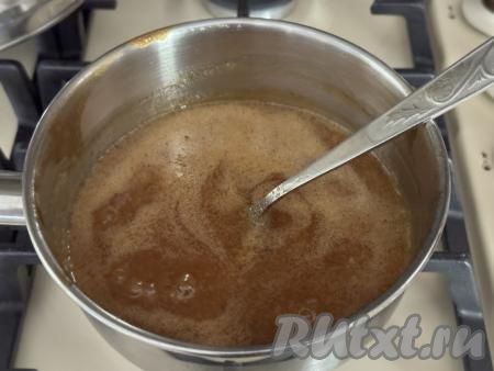 Помешивая, довести до кипения, уменьшить огонь, проварить, иногда перемешивая, 2 минуты.&nbsp;