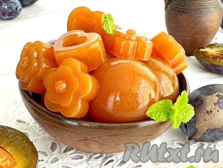 Застывший мармелад, приготовленный из слив и агар-агара, достать из форм. Если у вас мармелад застывал в одной форме, тогда перед подачей нарежьте его на кусочки. Яркий, очень вкусный сливовый мармелад подать к чаю.&nbsp;