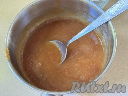 В результате перетирания в кастрюле будет однородное сливовое пюре, процеженное от шкурок. В сите останутся практически сухие шкурки от слив, их можно выбросить.