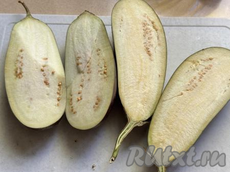 Баклажаны для этого рецепты нужны некрупные, у меня общий вес двух баклажанов составил&nbsp; 315 грамм.&nbsp;Баклажаны хорошо вымыть и разрезать вдоль на две части.