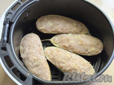 Лодочки из баклажанов присолить внутри. Наполнить лодочки начинкой из фарша и поместить в чашу аэрогриля. Выставить температуру 160 градусов, время - 25 минут.