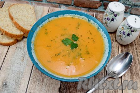 Яркий, очень вкусный, насыщенный суп-пюре из батата и кабачка разлить по тарелкам и, дополнив, по желанию, нарезанной зеленью в горячем виде подать к столу. Если весь суп сразу не будете подавать к столу, тогда оставшееся первое блюдо нужно довести до кипения.