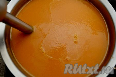 Убрать готовый суп с огня, дать ему остыть в течение минут 5, а затем пюрировать погружным блендером до получения однородного пюре.