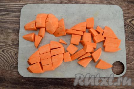 Нарезать батат на средние кубики.