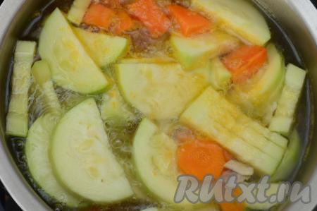 Дать супу из кабачков, батата и моркови закипеть, уменьшить огонь.&nbsp;