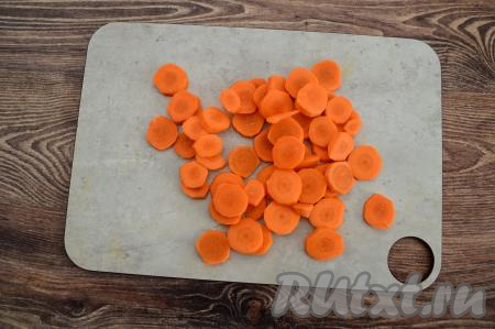 Очищенную морковку нарезать на достаточно тонкие кружочки.