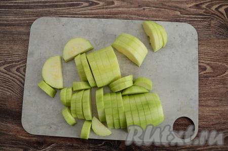 Кабачок очистить от кожуры. Если косточки крупные, их нужно будет удалить. 500 грамм очищенного кабачка нарезать на полукружочки (или четверть кружочки).